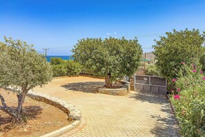 Property grounds - Villa Siren - Three Bedroom Villa, Sleeps 6 (Elounda)