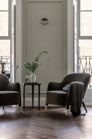 A room with two armchairs, a small table, and a potted plant. - Balcombe Street III by onefinestay (London)
