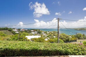 A coastal town with houses, a clear sky, and a view of the sea. - Le Cocon de la Villa Soleil - Studio avec Vue Mer (Le Robert)