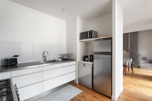 A modern kitchen with a stainless steel refrigerator, a microwave, and a toaster. - L'Archi - Maison de ville pour 6 (Rennes)