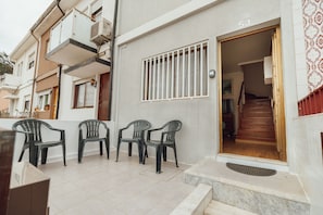 A residential building with a balcony, a staircase leading to an upper floor, and a door marked with the number 53. - Lusa Gaia S House by Vacationy (Vila Nova de Gaia)