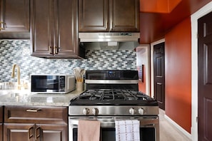 Private kitchen - Comfy 2 Bedroom - Games - 1 Garage Spot - Sleeps 6 (Chicago)