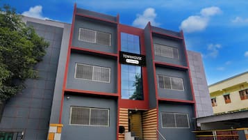 Un edificio de varios pisos con un letrero que indica que es una propiedad de empresa con servicios.