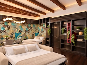 Una habitación de hotel moderna con una cama grande, un área de descanso y un muro decorativo.