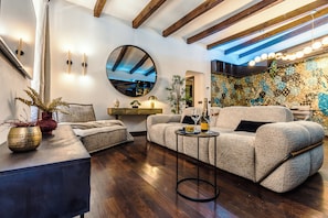 Una sala de estar moderna con un sofá, una mesa de centro y un espejo decorativo.