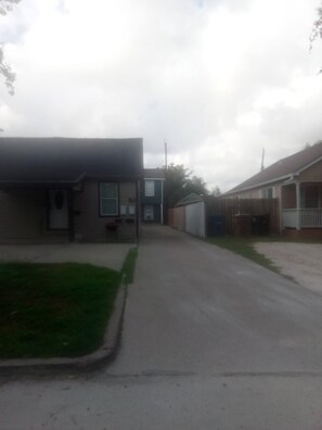 A residential street with houses, a clear sky, and a grassy area. - WESTSIDE 1-bedroom remodelded apt, AC, nice quartz counters- in Corpus Christi (Corpus Christi)