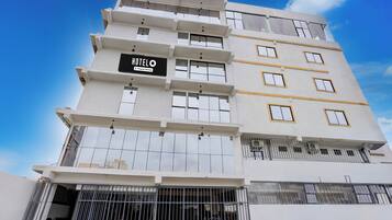 A multi-story hotel with a sign indicating it is company-serviced.