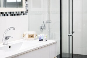Bathroom - Garden View Apt • Near the Beach by SeaNRent (Tel Aviv-Yafo)
