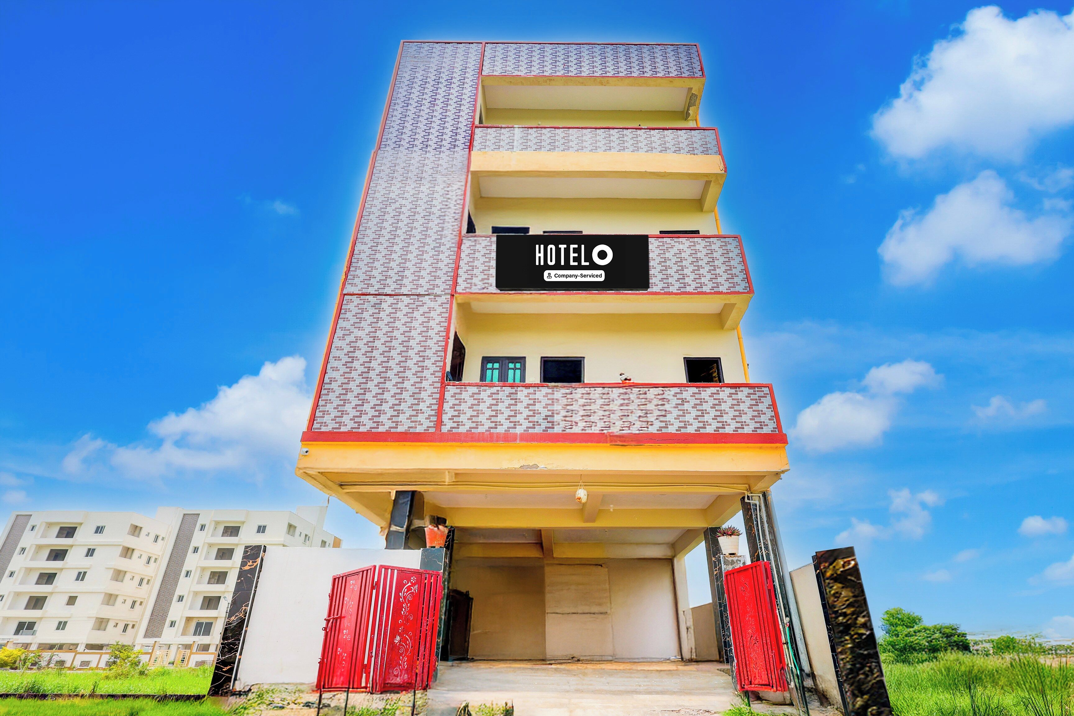 Un edificio de varios pisos con un cartel llamativo que dice 'HOTEL' en el segundo piso.