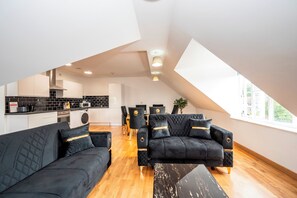 Een modern loft appartement met keuken, eethoek en zithoek.