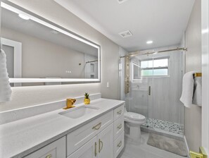 Bathroom - Amazing home in the heart of port charlotte with beautiful water front views (Port Charlotte)