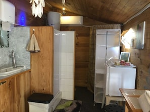 Une petite salle de bain comprenant un lavabo, un miroir et un porte-serviettes.