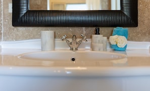 Bathroom - Upstairs Corner 1BR, Sunset View, Sleeps 3 · Apt 66 Ocean Breeze (Kralendijk)