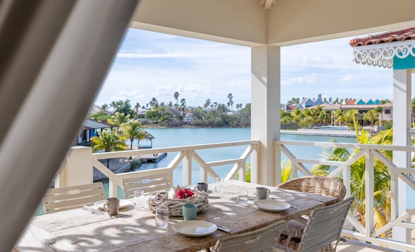 Outdoor dining - Upstairs Corner 1BR, Sunset View, Sleeps 3 · Apt 66 Ocean Breeze (Kralendijk)