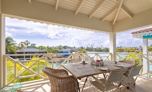 Outdoor dining - Upstairs Corner 1BR, Sunset View, Sleeps 3 · Apt 66 Ocean Breeze (Kralendijk)