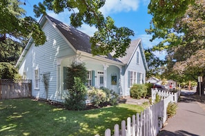A single-story house with a gabled roof, a front porch, and a picket fence. - Fabulous 2-bedroom house in charming Jacksonville Oregon (Jacksonville)