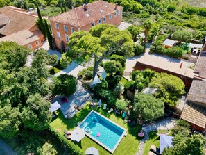 An aerial view of a residential area with a swimming pool, multiple houses, and lush greenery. - Apartment 'Suite Grand Duc - Vue Mer' with Wi-Fi and Air Conditioning (Portiragnes)