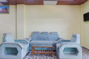 A living room with a sofa, two armchairs, and a coffee table. - Super Hotel O Banaras Junction BLW (Varanasi)
