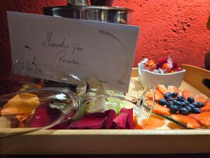 A tray with various fruits and a card with text. - New Listing (Orgaz)