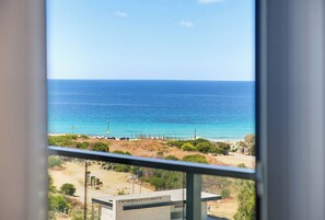 A view of the sea from a window with a building in the foreground. - Luxury Coastal Escape in Achziv with Sea Views (Nahariya)
