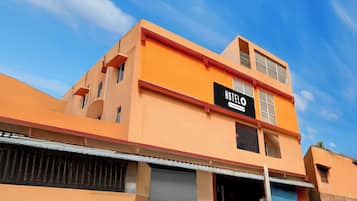 Un hotel de varios pisos con un llamativo letrero que dice 'HOTEL' en la fachada.
