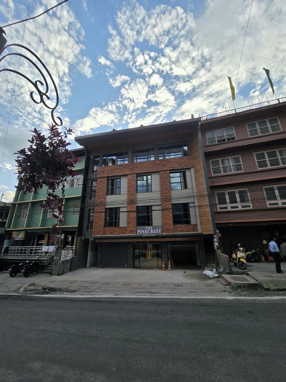 Un edificio de varios pisos con una tienda que muestra el rótulo 'The Pinecrest'.