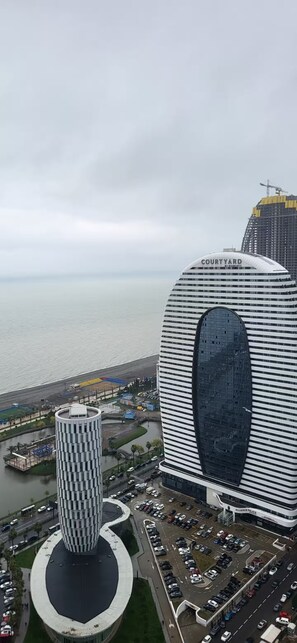 Un hôtel moderne doté d’une façade incurvée originale et d’une cour intérieure.