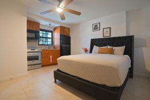 Room - Hollywood Home with Private Back Suite — Pool, Spa, 15 Mins to Beach (Hollywood)