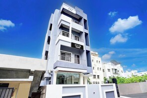 Un edificio de hotel de varios pisos con un letrero grande que dice 'HOTEL' en la fachada.
