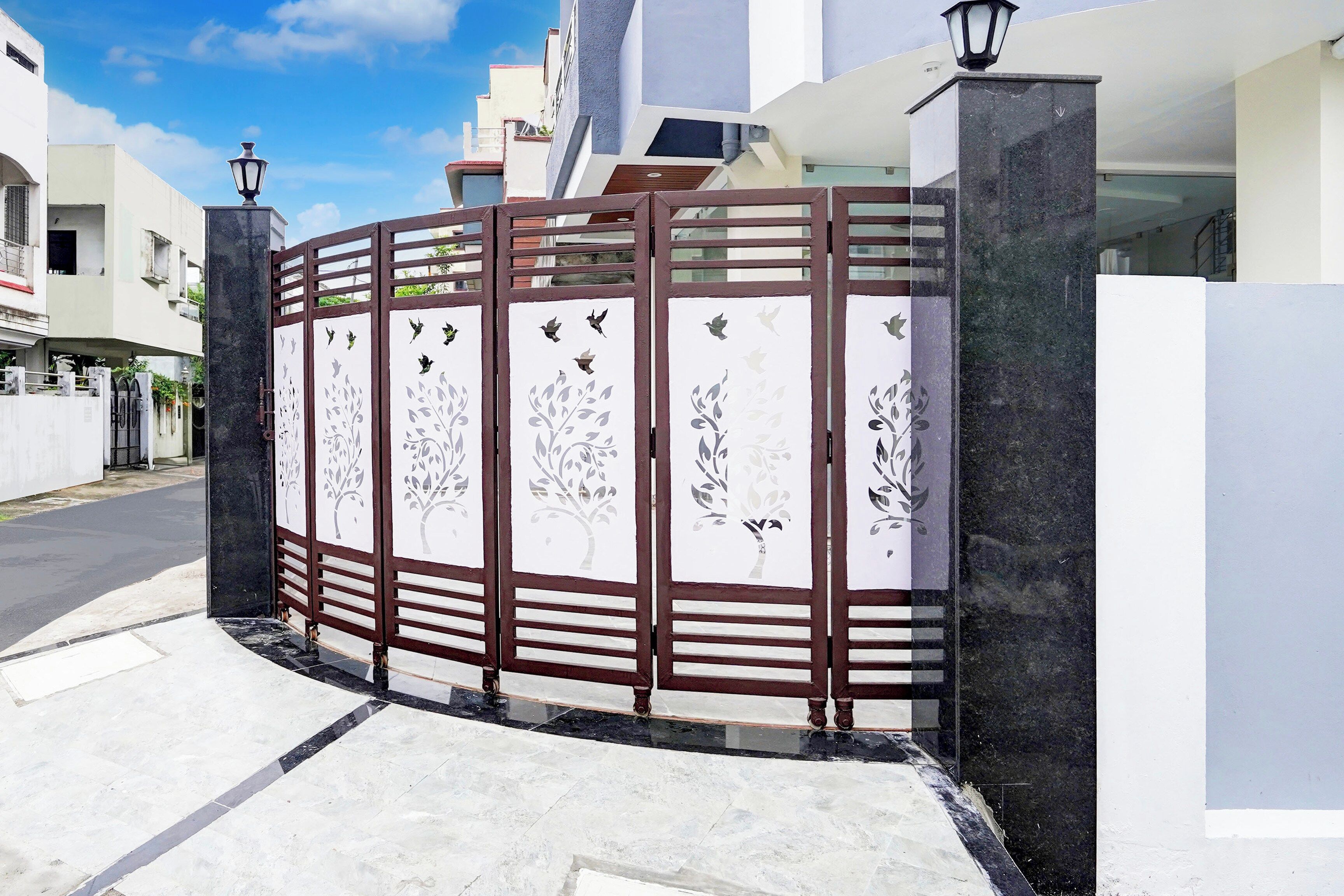 Una entrada cerrada con paneles decorativos que muestran diseños de pájaros y árboles.