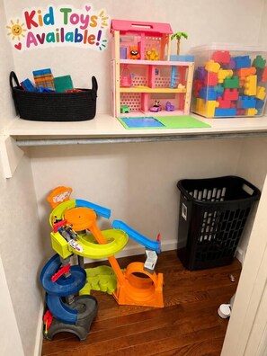 Um espaço para guardar brinquedos, incluindo um trem de brinquedo.