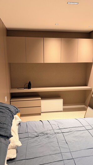 A bedroom with a bed, a desk, and a chair. - New Listing (Maceió)
