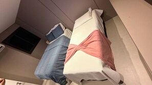 A bedroom with two beds, one with a blue cover and the other with a white cover. - New Listing (Maceió)