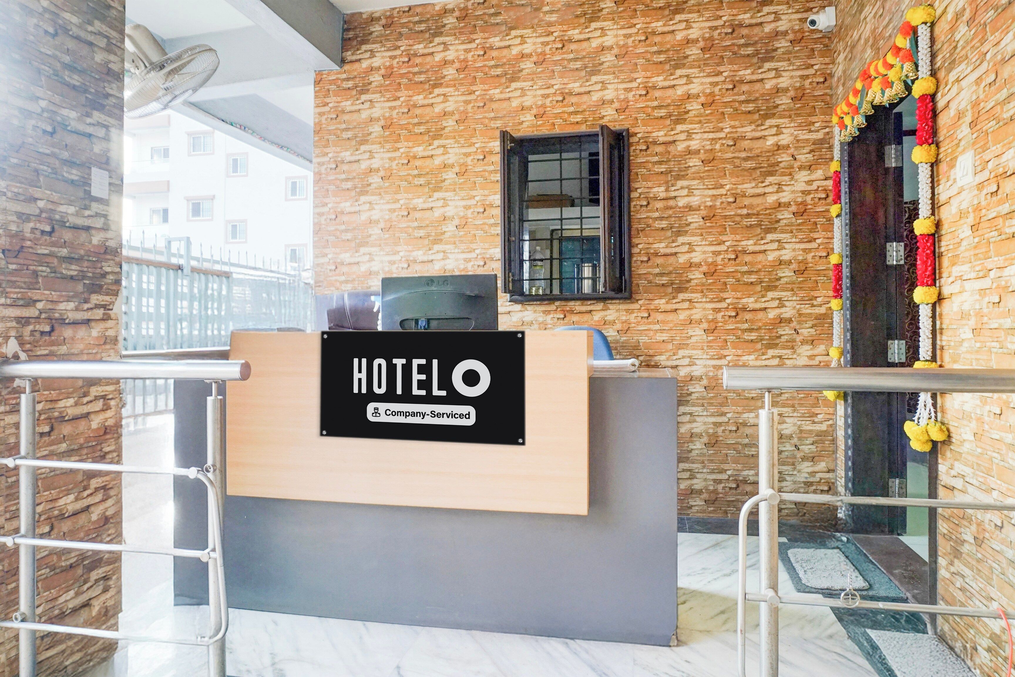 En hotelfacilitet med reception og et skilt, der siger 'HOTEL O Company-Serviced'.