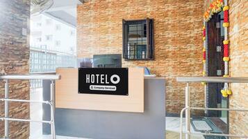 En hotelfacilitet med reception og et skilt, der siger 'HOTEL O Company-Serviced'.