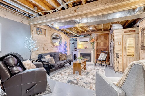  Large, Treehouse cottage, sleeps 15, 10 min from Ski-Wentworth, Dog Friendly