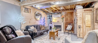  Large, Treehouse cottage, sleeps 15, 10 min from Ski-Wentworth, Dog Friendly