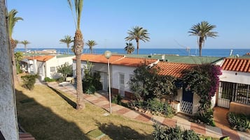 Zona residencial con casas, palmeras y vista al mar.