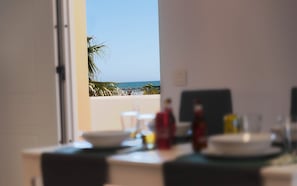 Zona pranzo con vista sulla spiaggia e sull'oceano.