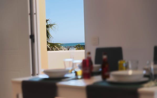 Comedor con vista a la playa y al océano.