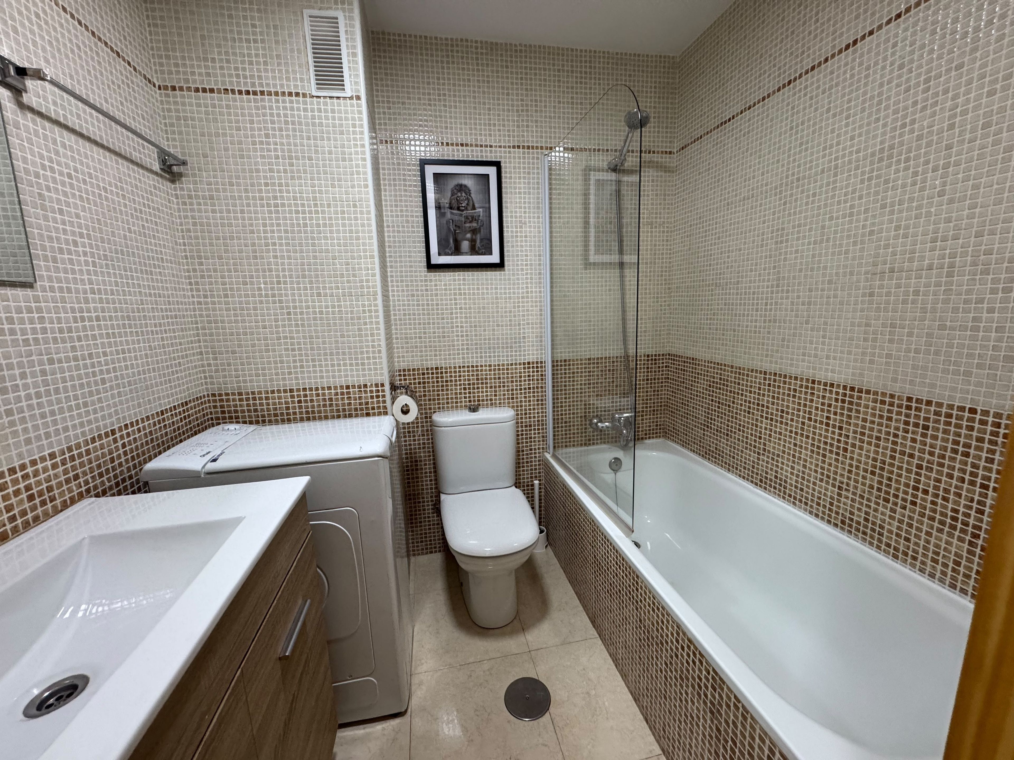 Un baño con bañera, inodoro y lavamanos.