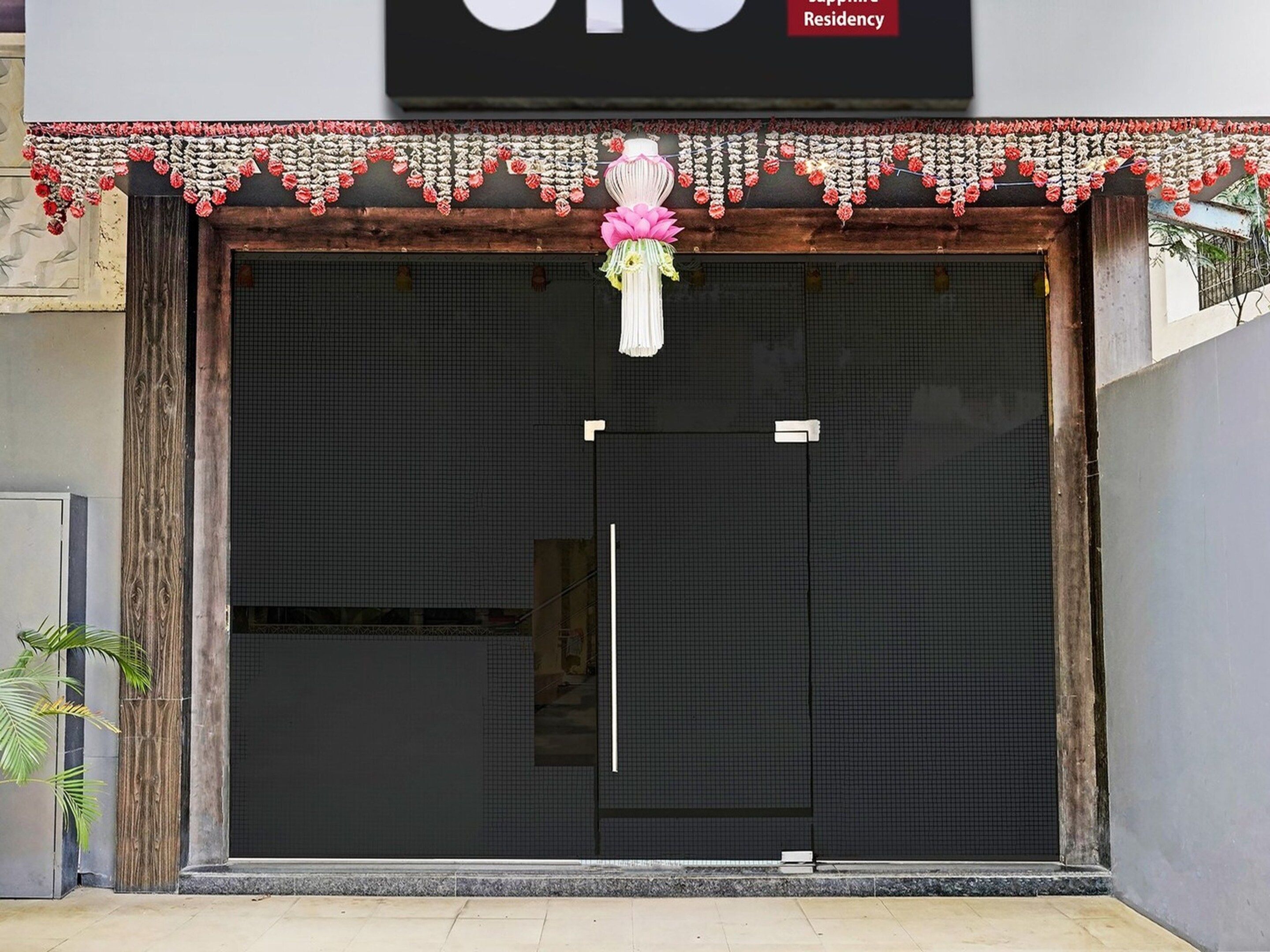 Tienda cerrada con una guirnalda floral decorativa y una decoración de flor de loto.