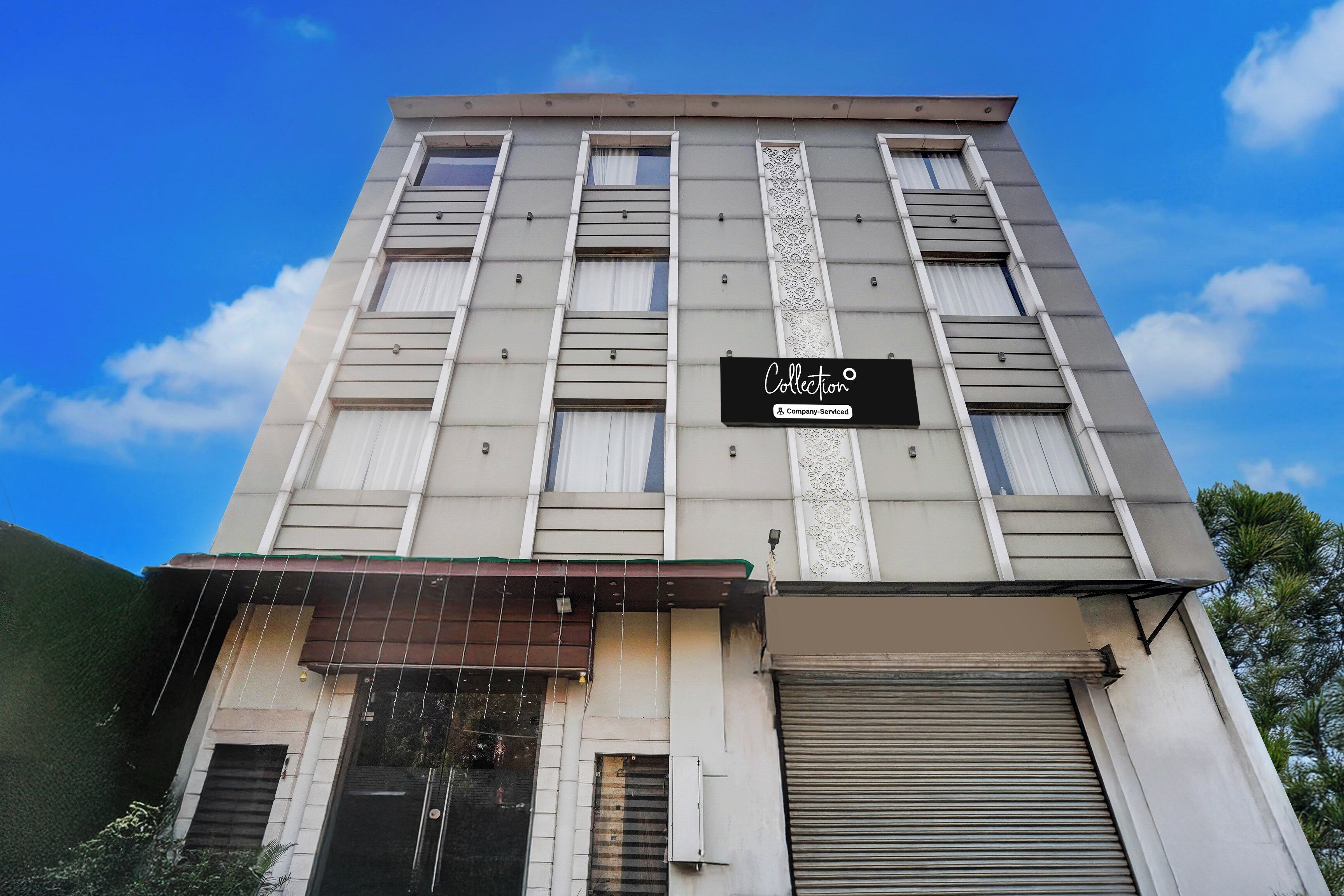 Un edificio de varios pisos con un letrero que dice 'Collection Company-Serviced'.