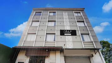 Un edificio de varios pisos con un letrero que dice 'Collection Company-Serviced'.