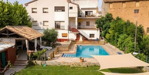 Un quartier résidentiel doté d’une piscine, d’une structure en bois et d’un immeuble avec balcon.