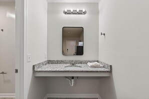 542403 Kings Rd-40
