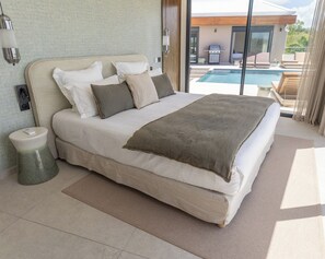 Room - New Listing (Saint-François)