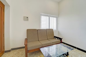 Living area - Hotel O Royal Care Hospital Coimbatore (Coimbatore)