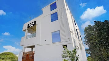 Un edificio de hotel blanco con un letrero que dice 'HOTEL & Company Services'.