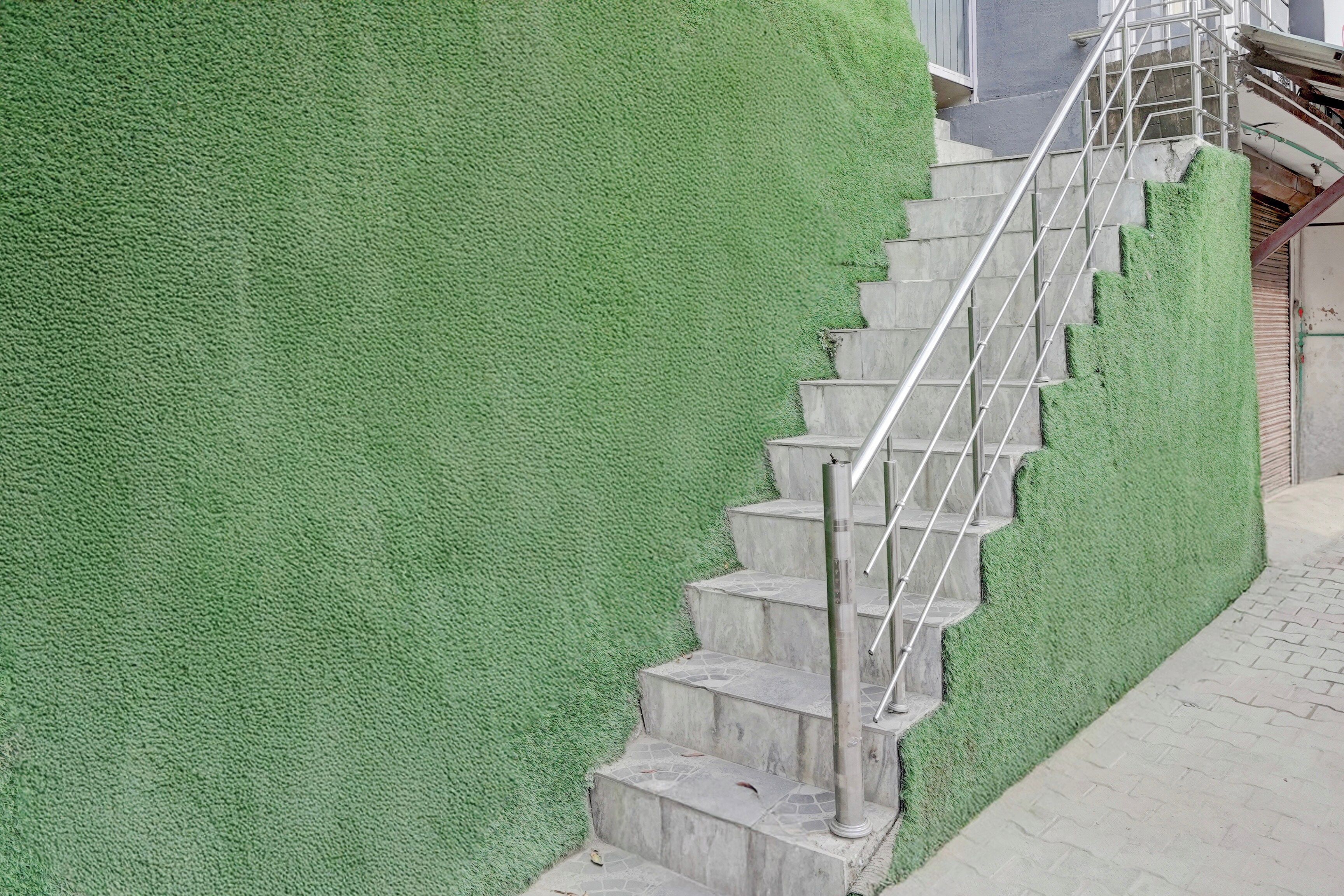 Una escalera con barandillas de metal que conduce a la entrada de un edificio.